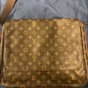 LOUIS VUITTON
Monogram Beaubourg Messenger Bag